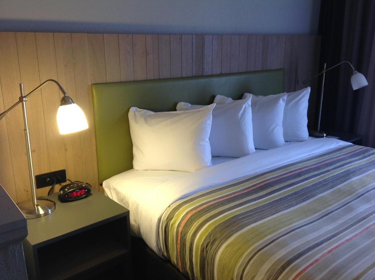 Country Inn & Suites by Radisson, Jackson, TN - Housity