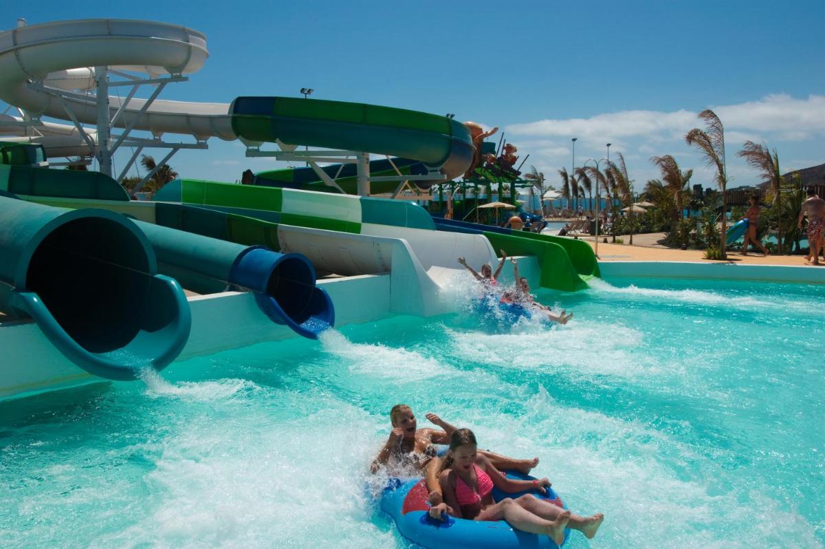Piscina en o cerca de Relaxia Lanzasur Club - Aqualava Water Park