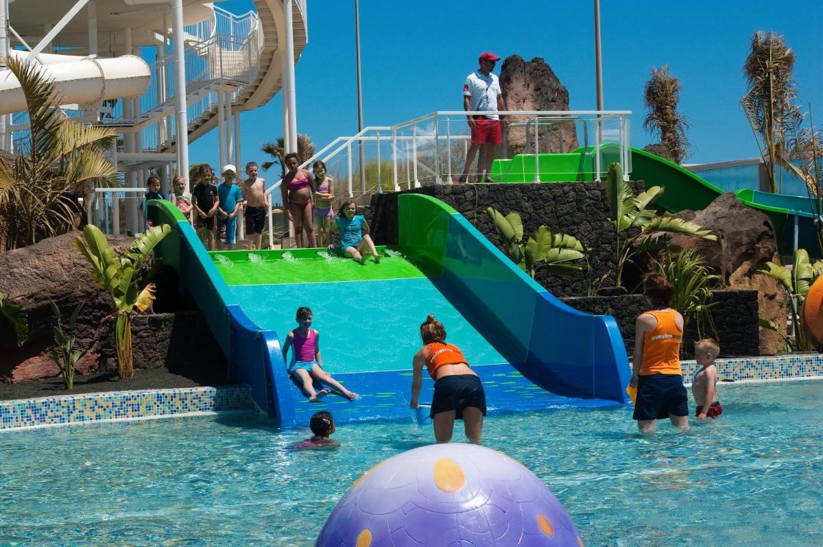 Piscina en o cerca de Relaxia Lanzasur Club - Aqualava Water Park