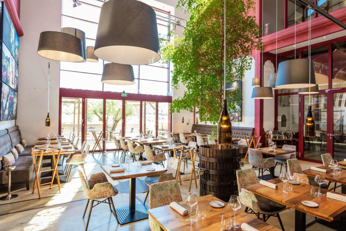 Restaurant ou autre lieu de restauration dans l'établissement Domaine Riberach - Hotel 4 - Restaurant gastronomique - Spa - Piscine - Vignoble