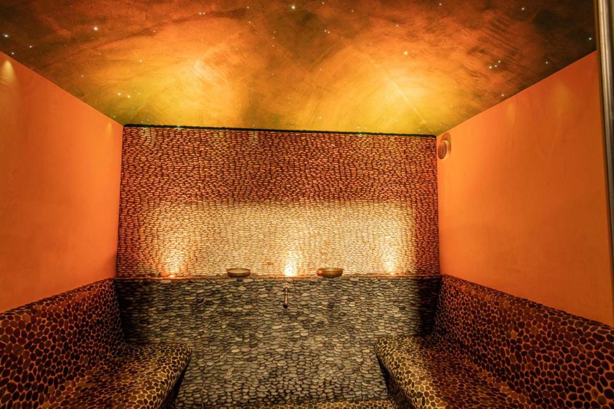 Coin salon dans l'établissement Domaine Riberach - Hotel 4 - Restaurant gastronomique - Spa - Piscine - Vignoble