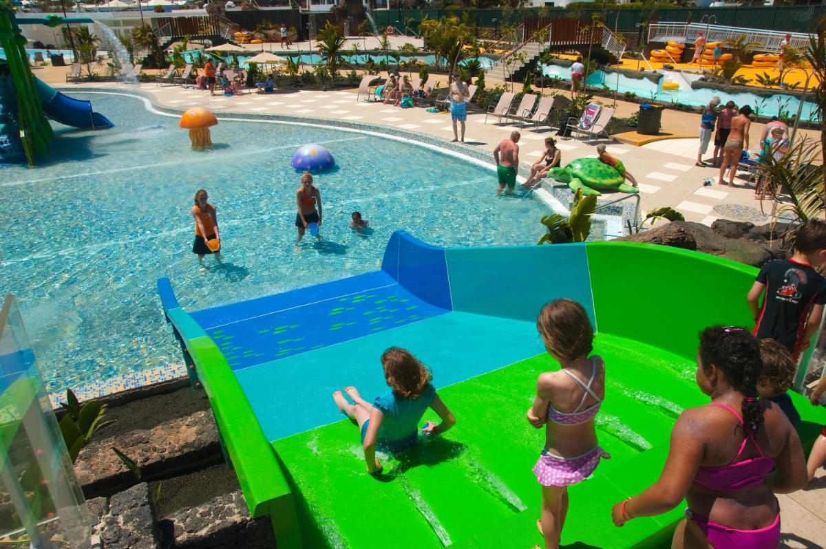 Piscina en o cerca de Relaxia Lanzasur Club - Aqualava Water Park