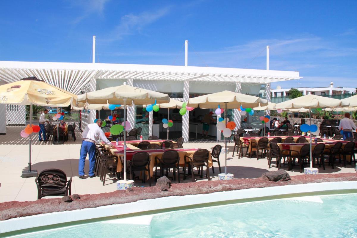 Un restaurante o sitio para comer en Relaxia Lanzasur Club - Aqualava Water Park