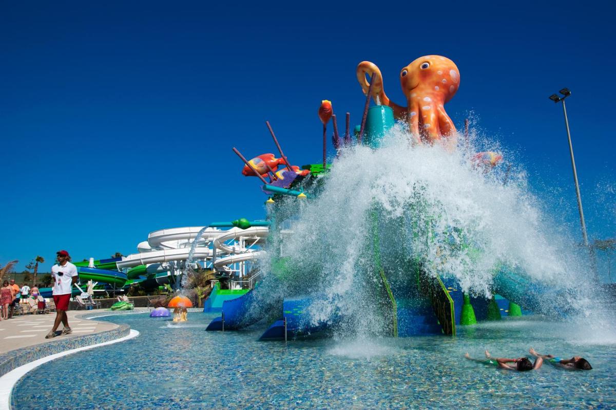 un parque acuático con un tobogán en el agua en Relaxia Lanzasur Club - Aqualava Water Park, en Playa Blanca