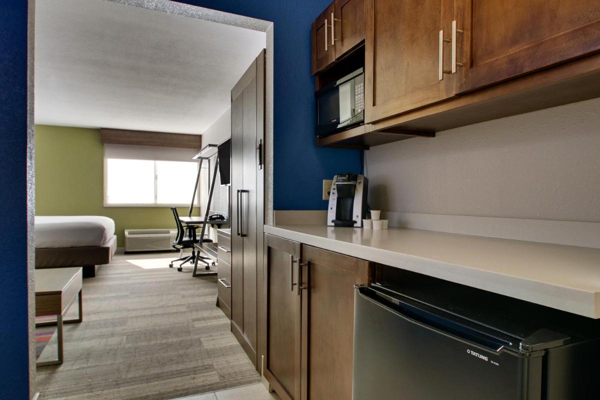 Holiday Inn Express & Suites Wapakoneta by IHG - Housity
