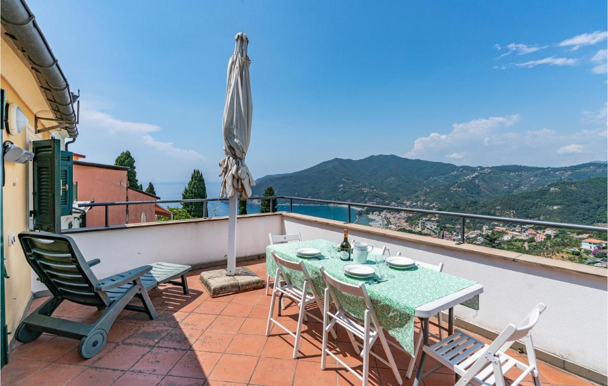 Awesome Home In Moneglia With Kitchen - Housity