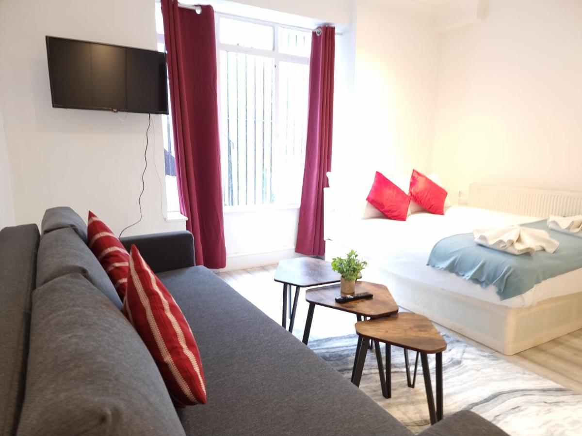 F23-Spacious Studio Fits 4 Near Paddington - Housity