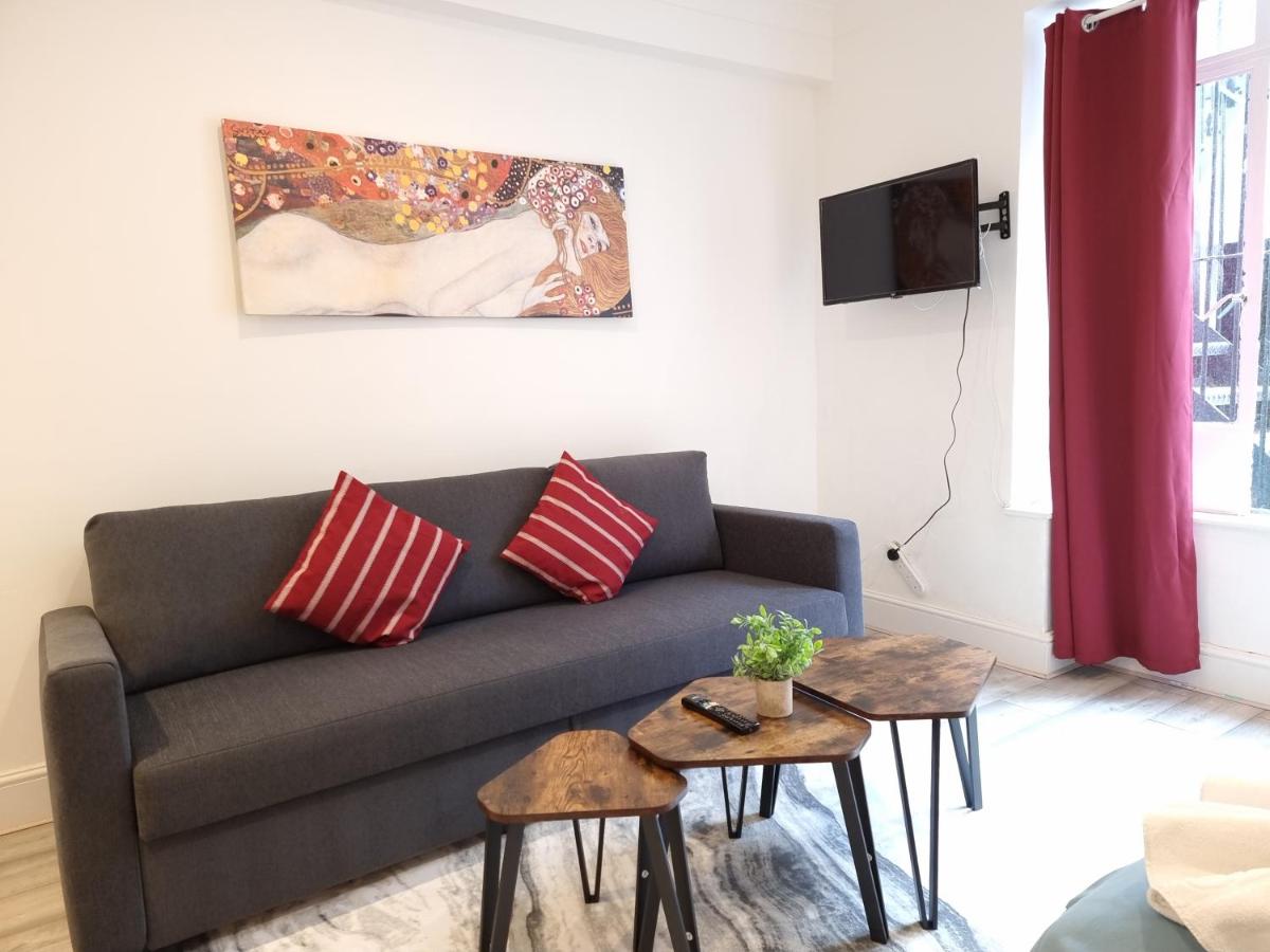 F23-Spacious Studio Fits 4 Near Paddington - Housity