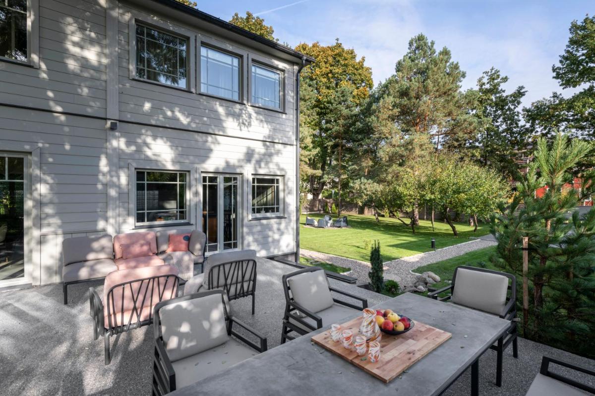 Entire interwar Villa Grabyte by pine forest on the bank of the river- 8min by car from old town - Housity