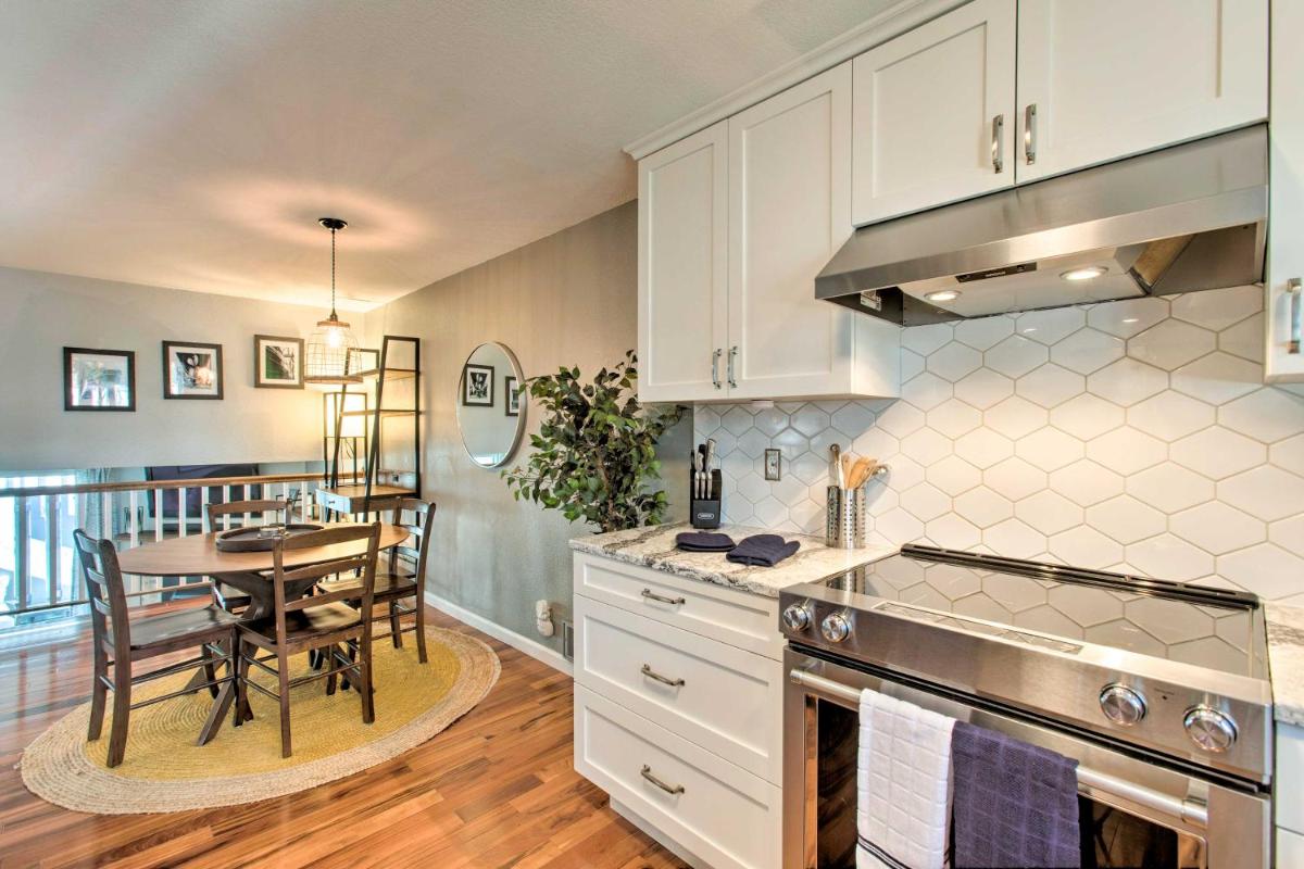 Stylish Shoreline Townhome - Walk to E Line! - Housity