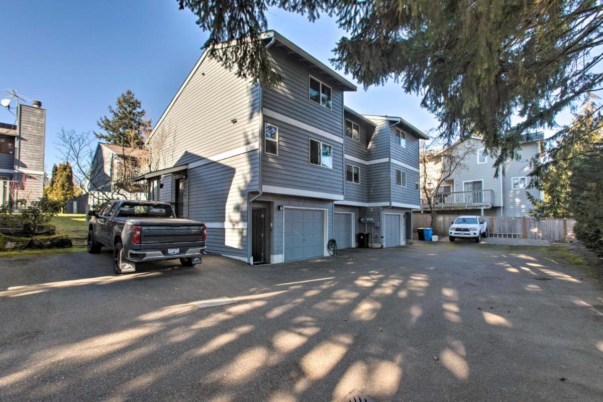 Stylish Shoreline Townhome - Walk to E Line! - Housity