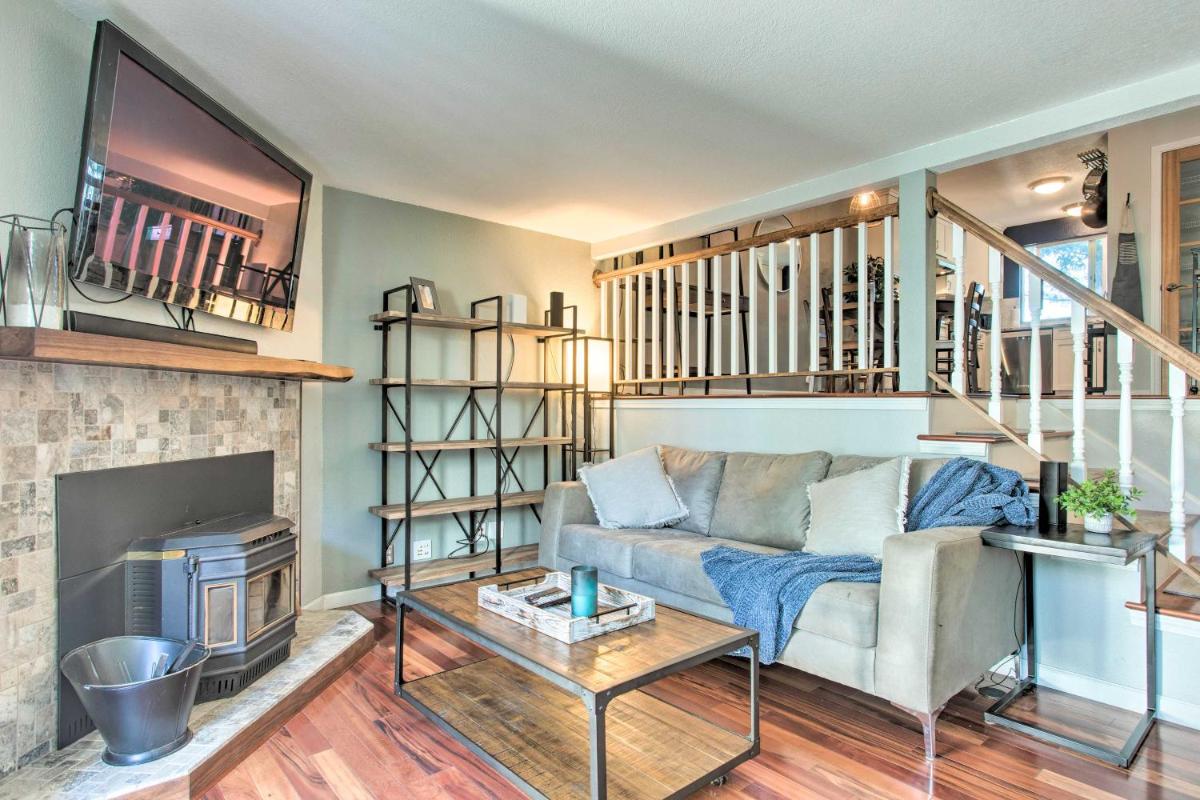 Stylish Shoreline Townhome - Walk to E Line! - Housity