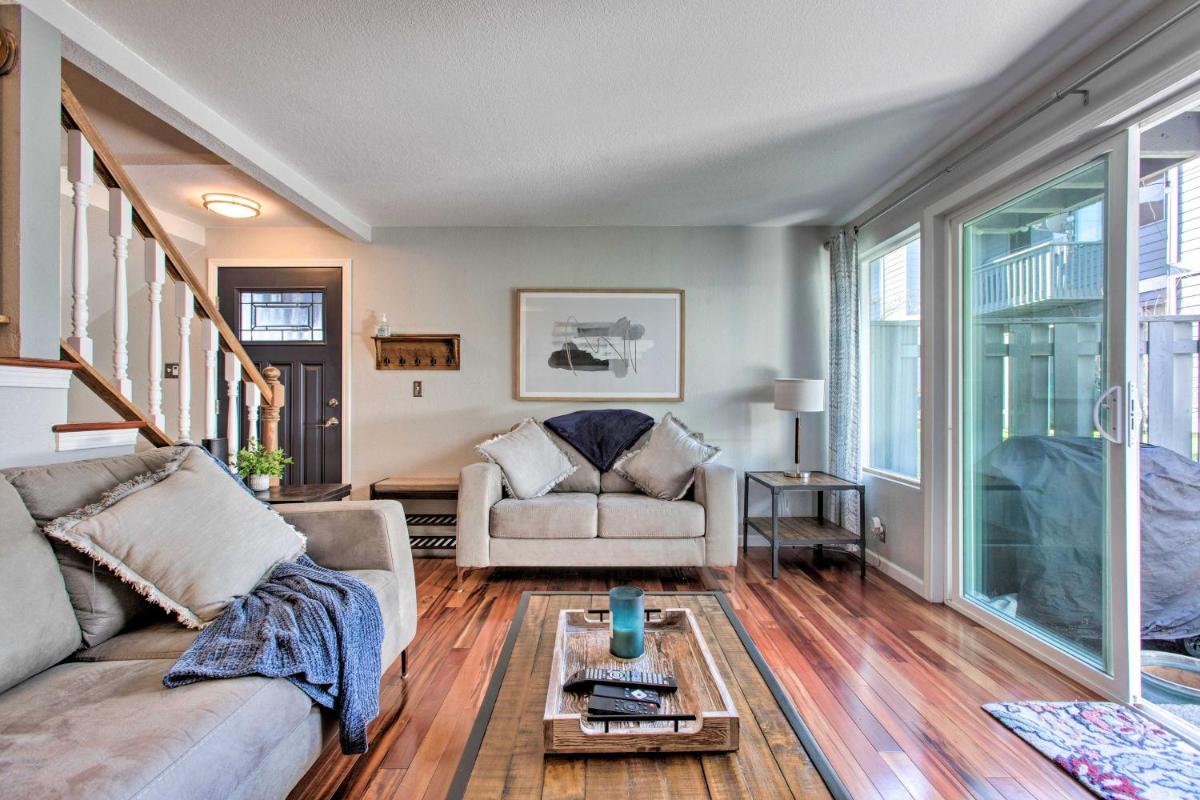 Stylish Shoreline Townhome - Walk to E Line! - Housity