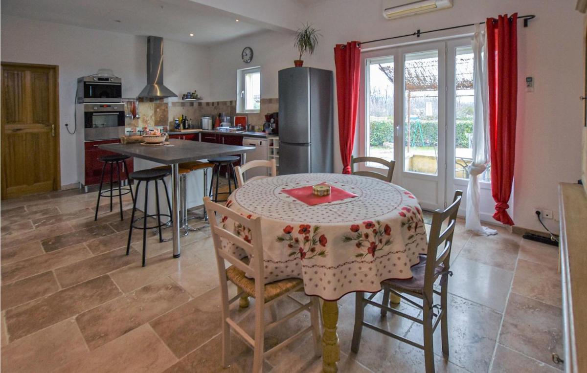 Suitetrails - 3 Bedroom Cozy Home In Saint-saturnin-ls-apt