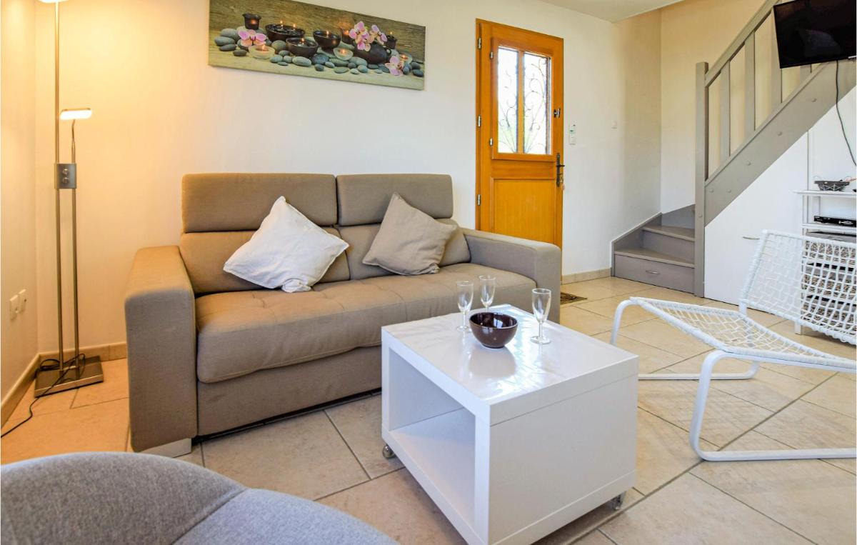 3 Bedroom Amazing Home In Héricourt-En-Caux - Housity