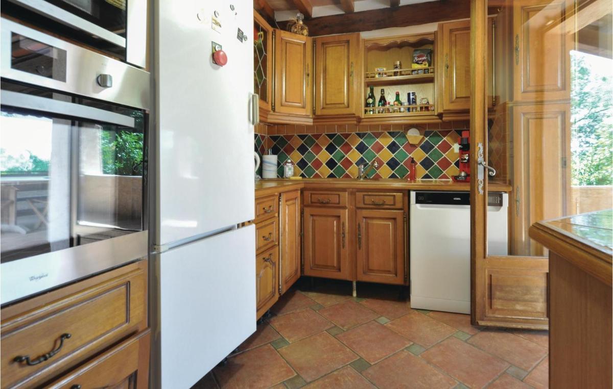 Stunning home in St, Paul en Foret with 3 Bedrooms, Private swimming pool and WiFi - Housity