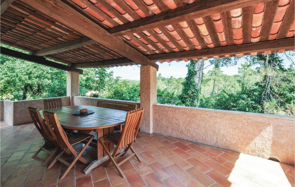 Stunning home in St, Paul en Foret with 3 Bedrooms, Private swimming pool and WiFi - Housity