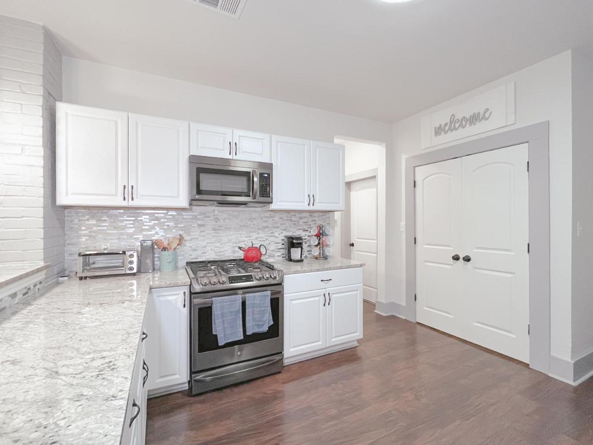 THE FARMHOUSE - FAMILY FRIENDLY DOWNTOWN COTTAGE - Housity