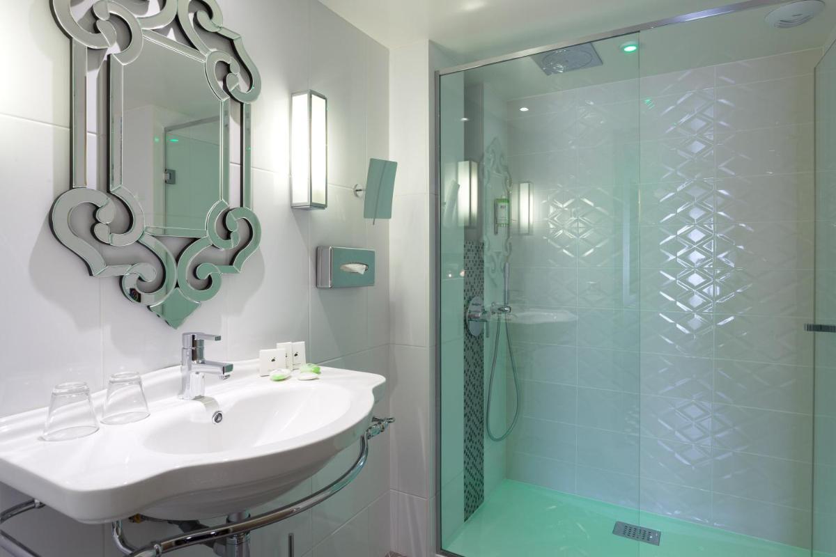 Salle de bains dans l'établissement Hotel Phileas Lazare & Spa - Opera