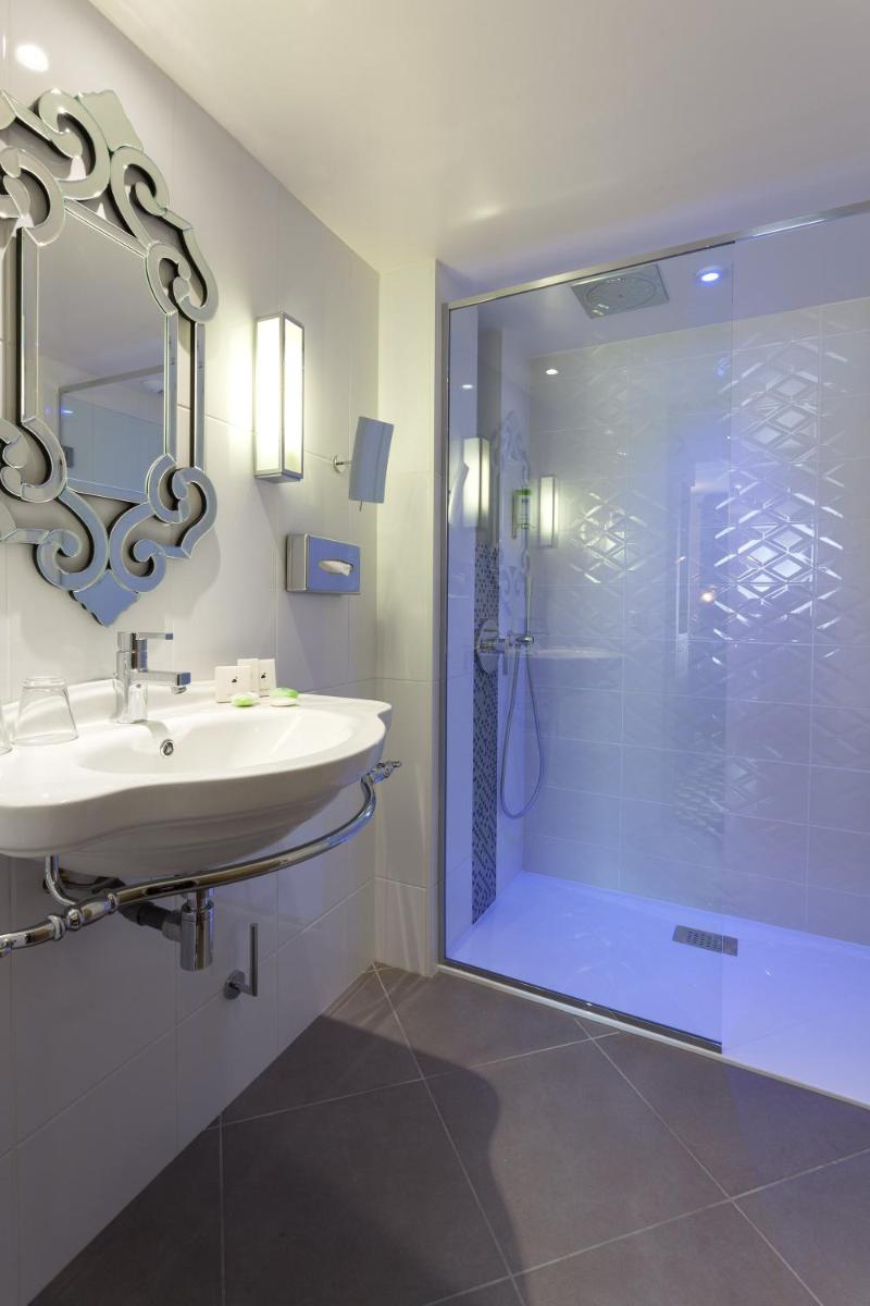 Salle de bains dans l'établissement Hotel Phileas Lazare & Spa - Opera