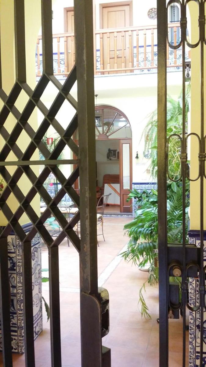 Pension Doña Trinidad - Housity