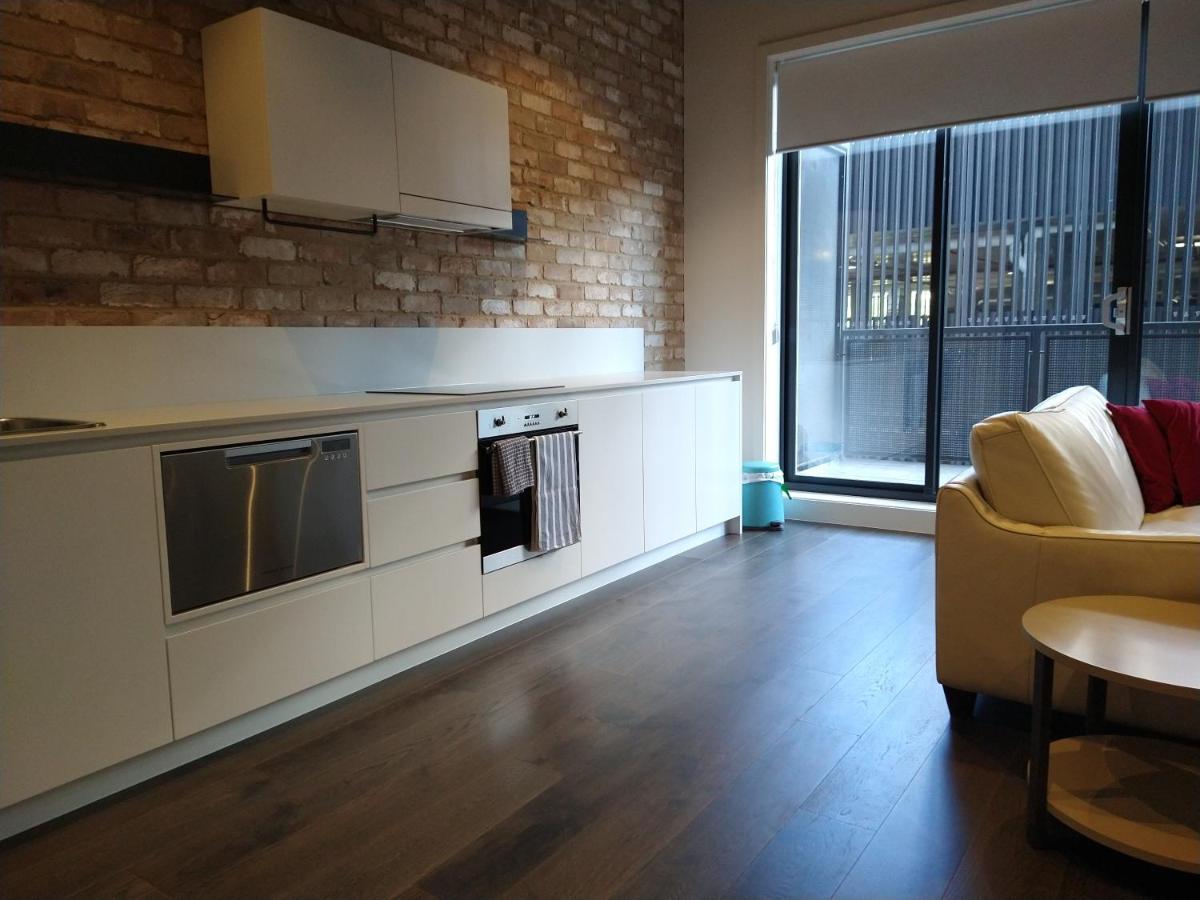 Suitetrails - Brand New Spacious Woden Apartment - KingBed&WiFi