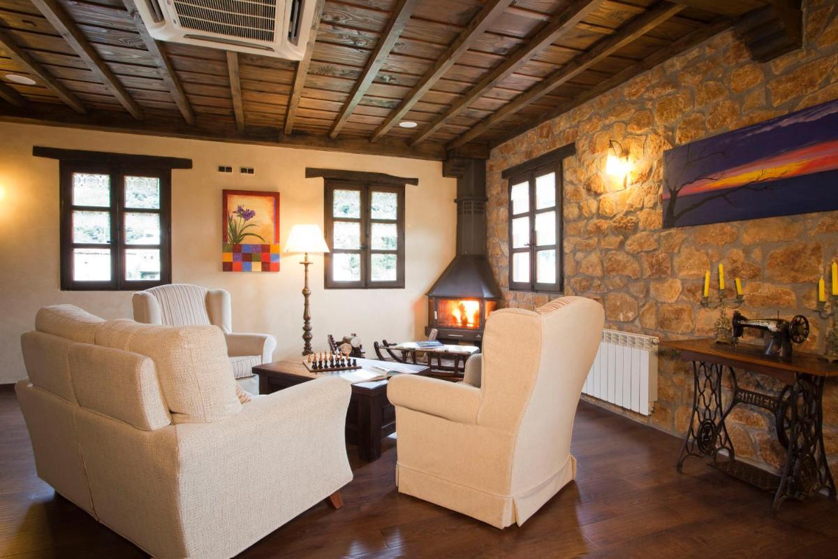 Zona de estar de Hotel Rural El Fundil