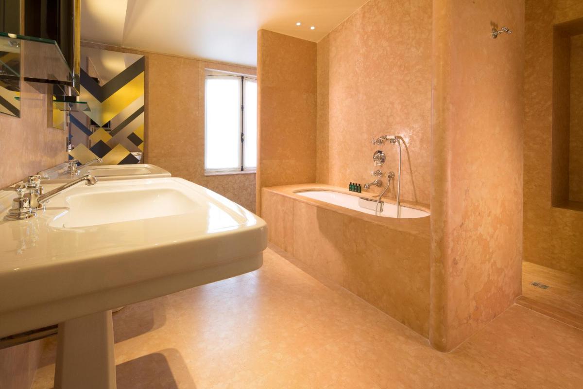 Salle de bains dans l'établissement Hôtel Saint-Marc