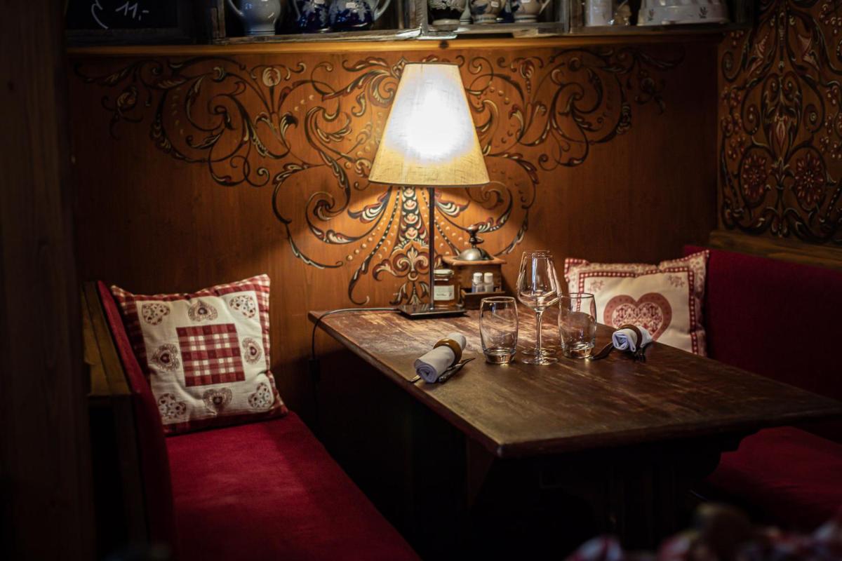 Coin salon dans l'établissement Relais et Châteaux Le Chambard