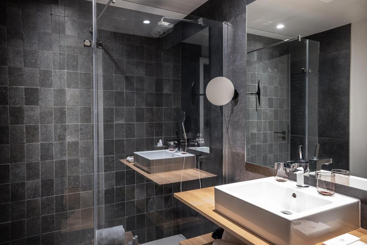 Salle de bains dans l'établissement Relais et Châteaux Le Chambard
