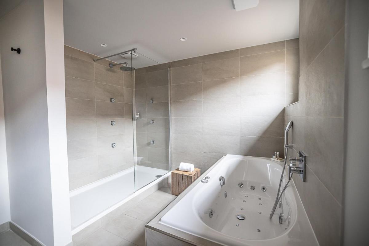Salle de bains dans l'établissement Relais et Châteaux Le Chambard