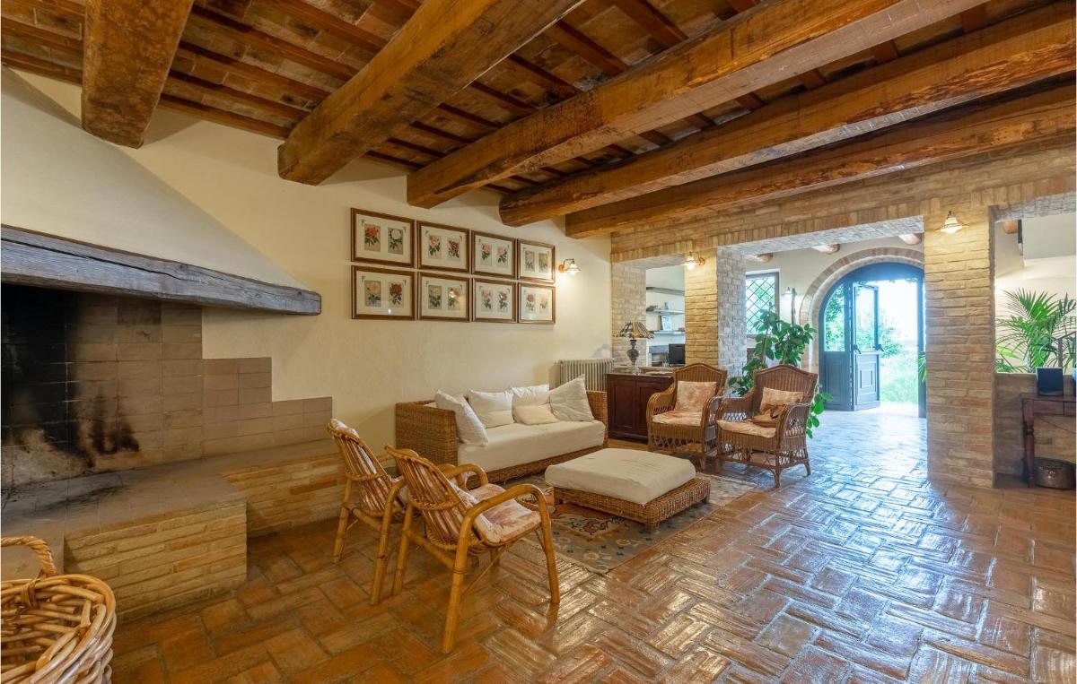 11 Bedroom Pet Friendly Home In Tolentino - Housity