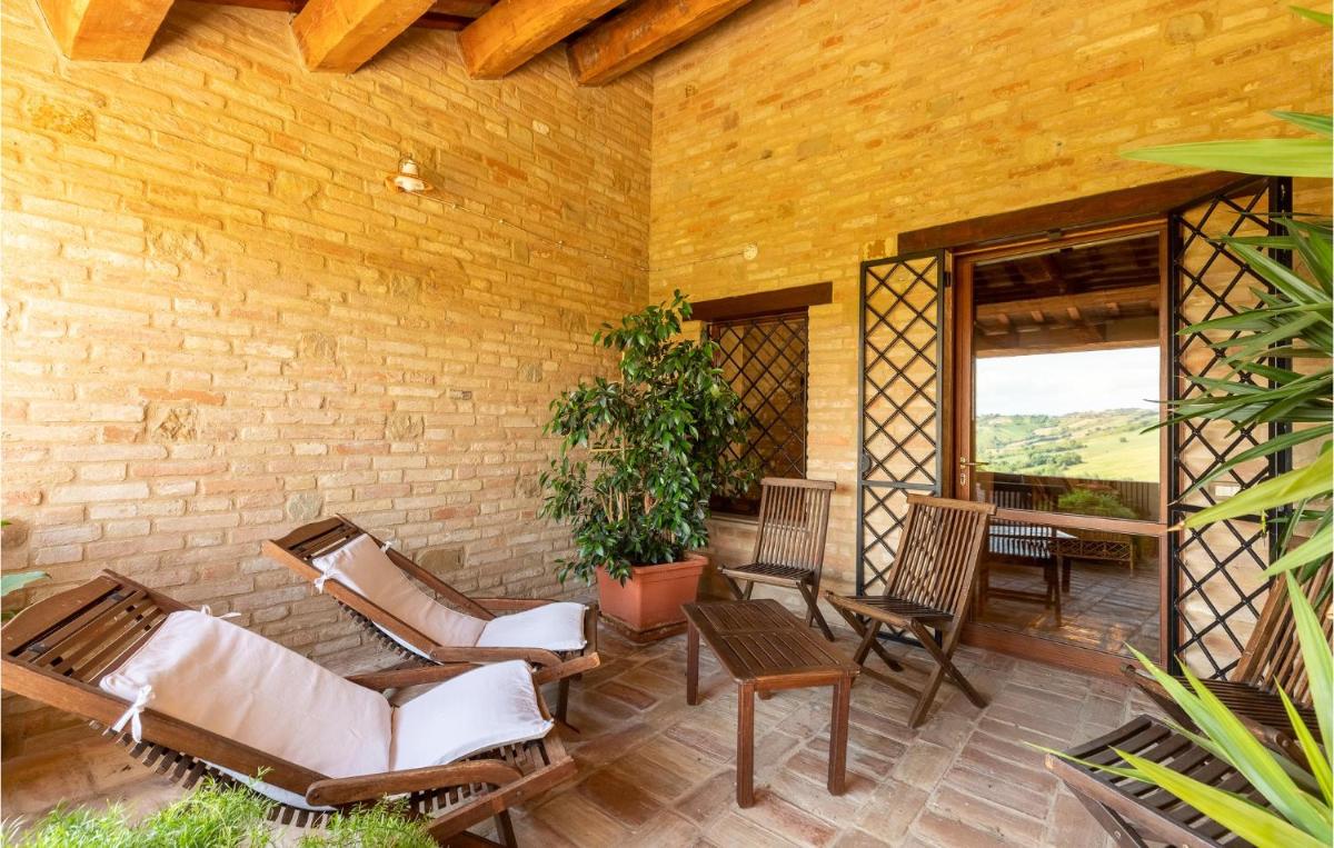 11 Bedroom Pet Friendly Home In Tolentino - Housity