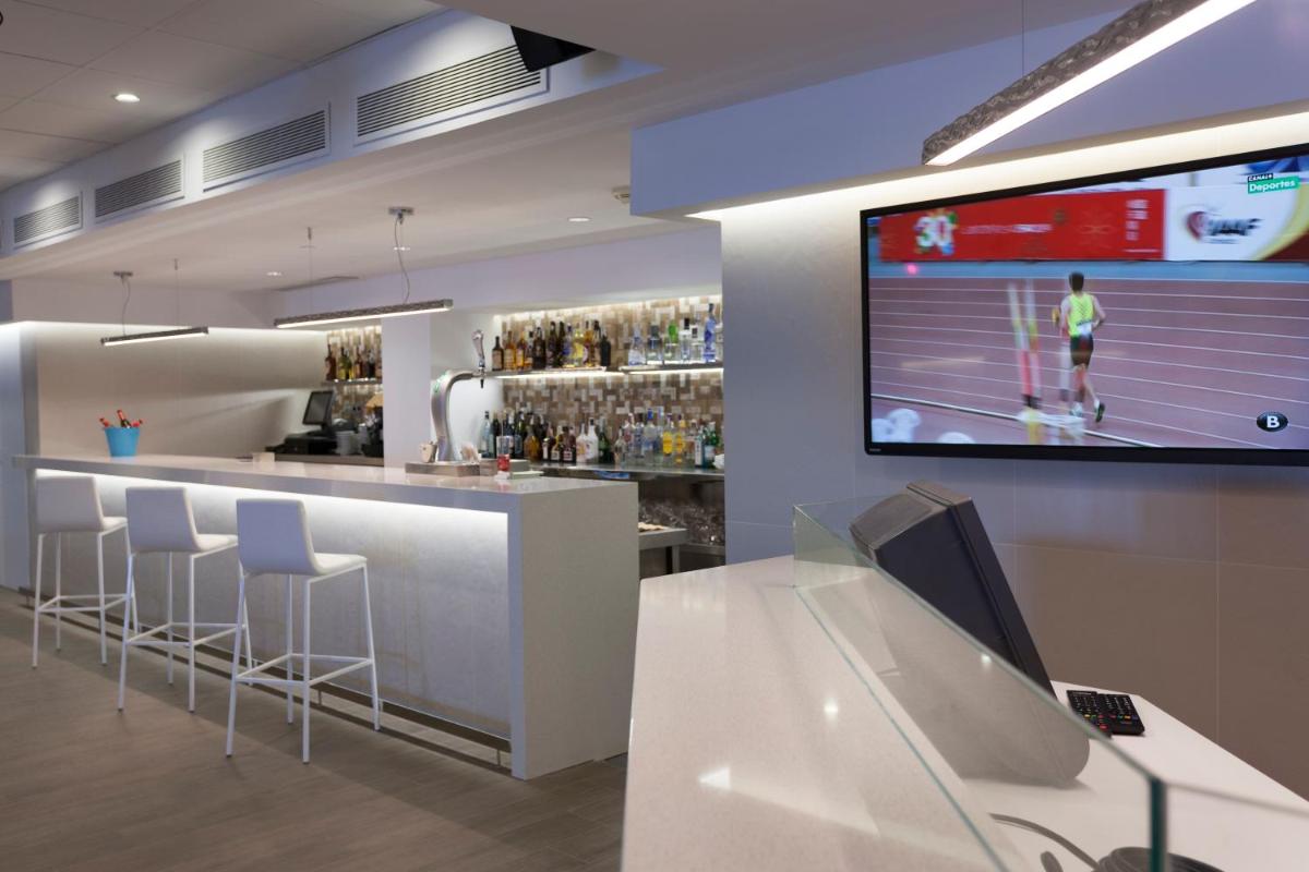Una televisión o centro de entretenimiento en SOLYMAR Gran Hotel