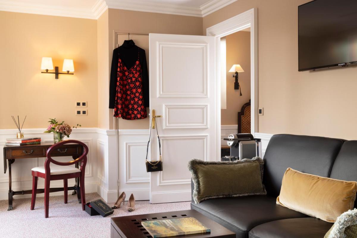 un salon avec un canapé et une table dans l'établissement Ermitage - Mont-Saint-Michel, à Beauvoir