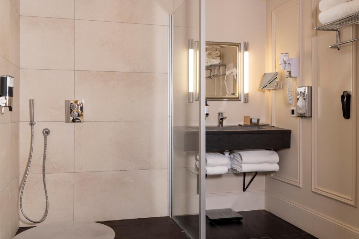 une salle de bain avec douche et lavabo dans l'établissement Ermitage - Mont-Saint-Michel, à Beauvoir 37 autres photos