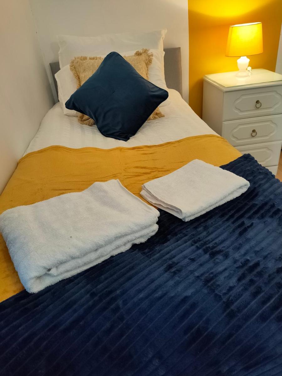 Cheerful Gem of Barking & Dagenham 3 Bedroom House Entire Property - Housity
