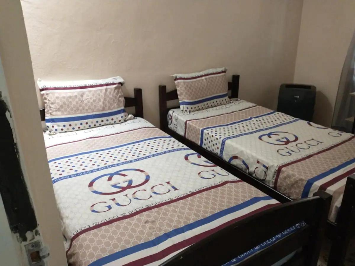 Family Getaway with Private Parking & Swimming Pool - Housity