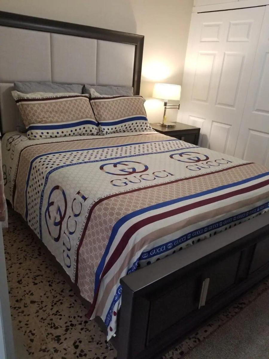 Family Getaway with Private Parking & Swimming Pool - Housity