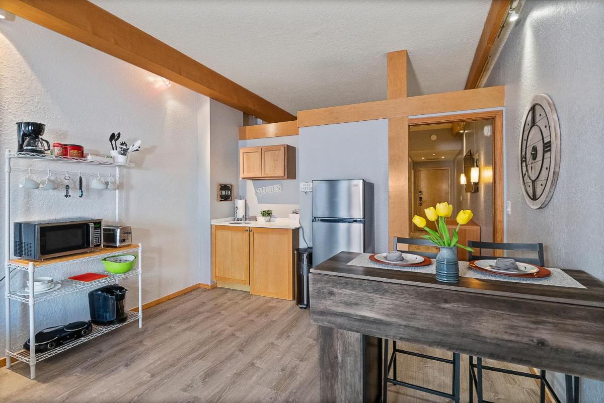 Couples Getaway - Sweet Retreat - European Village Best Location - Housity