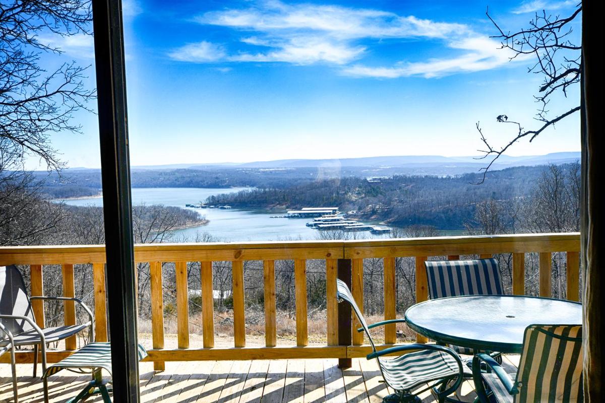 Multi-Level Cabin With Beautiful Views of Tenkiller Lake - Housity