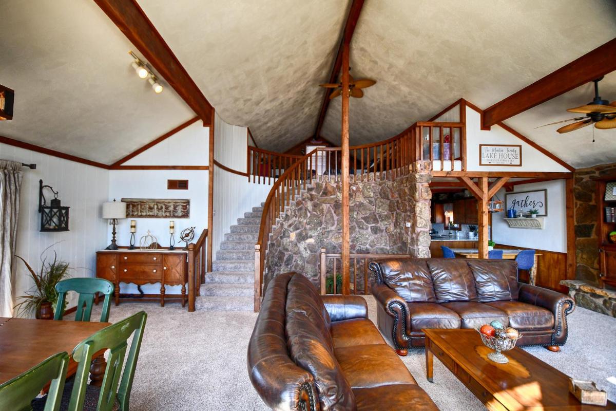 Multi-Level Cabin With Beautiful Views of Tenkiller Lake - Housity
