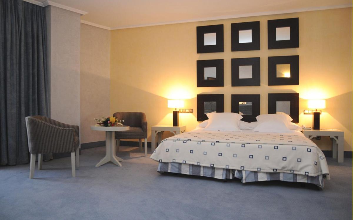 Cama o camas de una habitación en Beatriz Toledo Auditorium & Spa