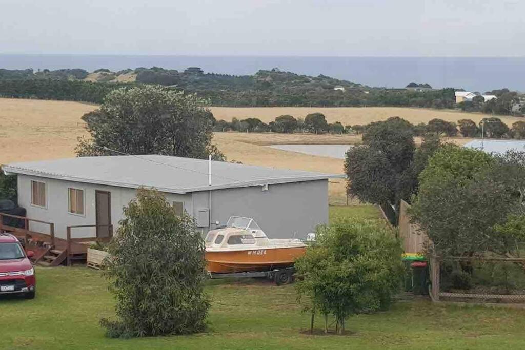 YOLO- Beach-house views, near penguins, nbn! - Housity