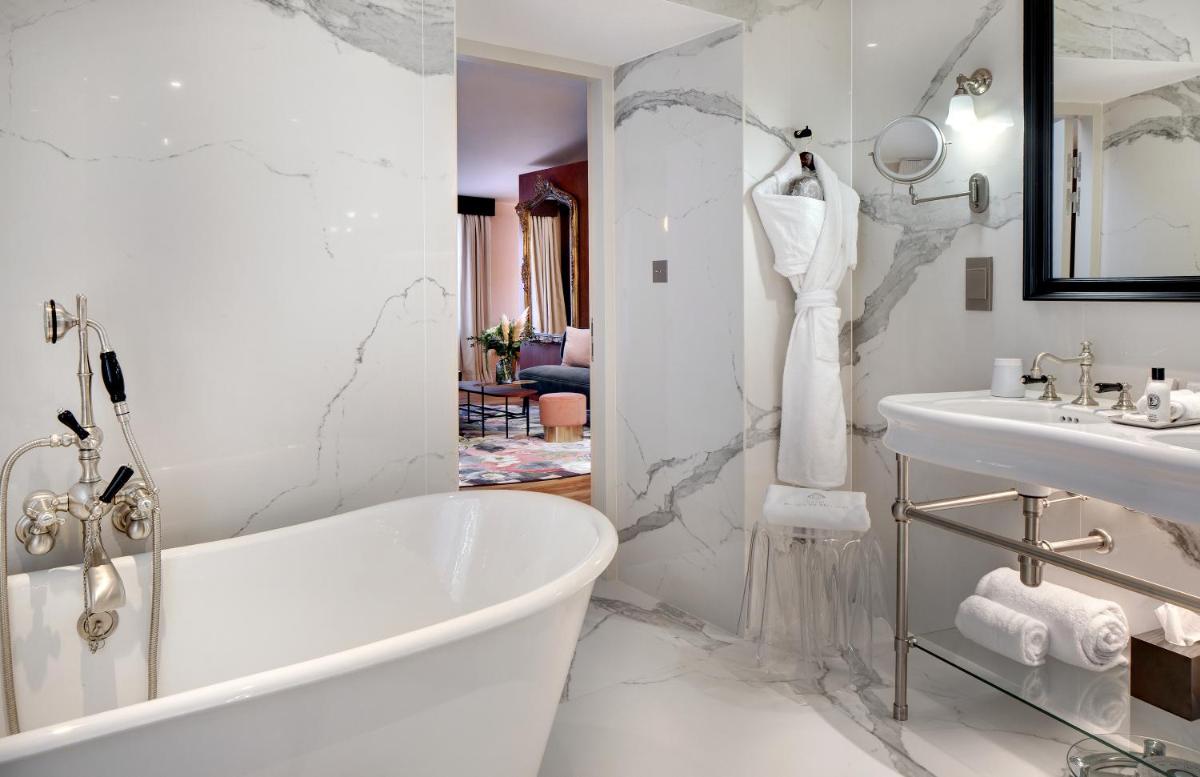 Salle de bains dans l'établissement Hôtel Richer De Belleval - Relais & Châteaux