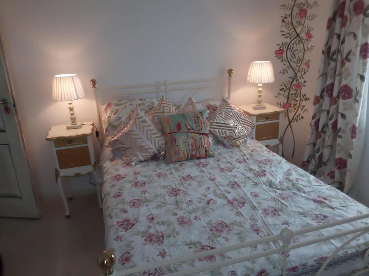 Stunning 3-Bed  in the small village - Housity