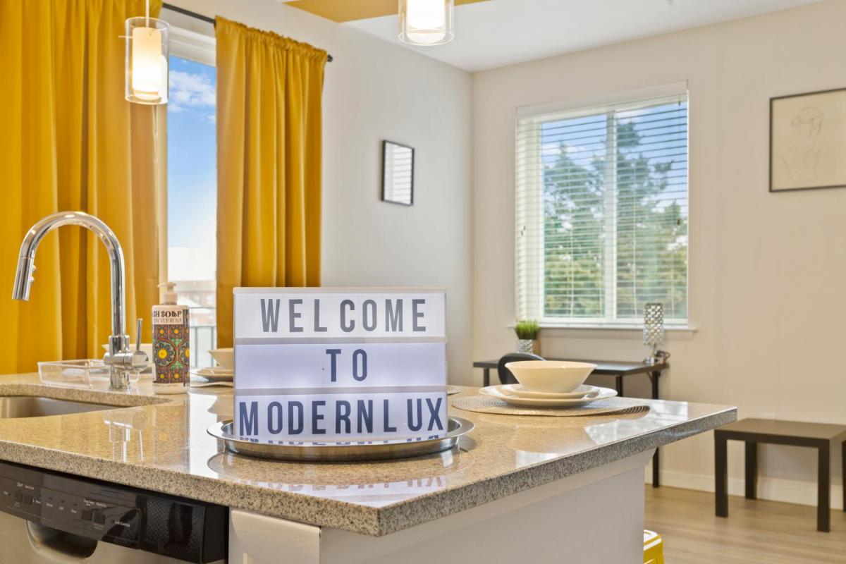 Modern Home 2BR 2BA Free Off-Street Parking & Wifi - Housity