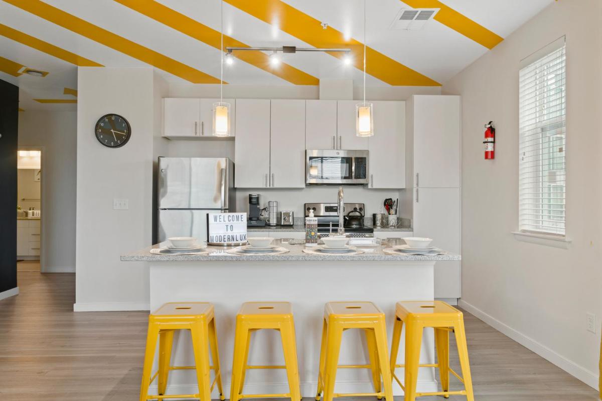 Modern Home 2BR 2BA Free Off-Street Parking & Wifi - Housity