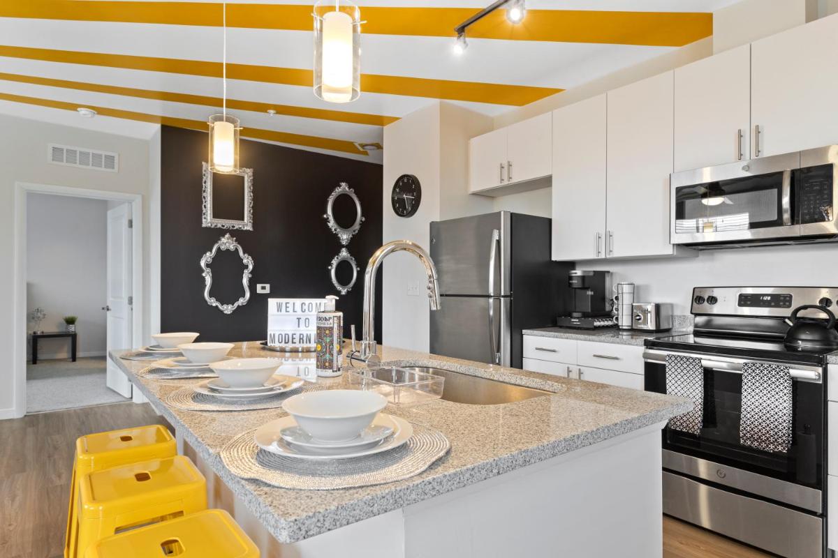 Modern Home 2BR 2BA Free Off-Street Parking & Wifi - Housity