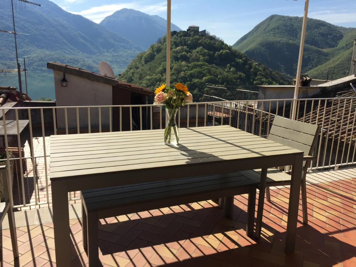 Stanza privata in Attico con terrazza - LAKEHOLIDAY IT - Housity
